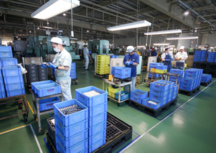 出荷前の最終外観検査風景品質の最終防波堤です