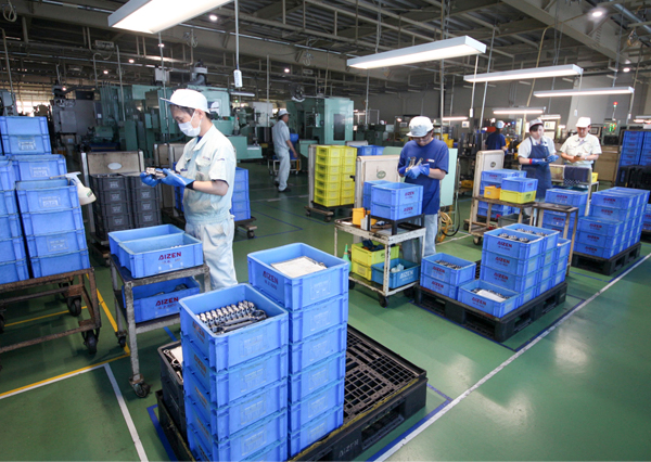出荷前の最終外観検査風景品質の最終防波堤です
